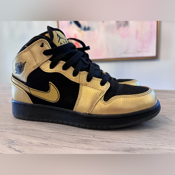 Youth Air Jordan 1 Mid in Metallic Gold & Black Size Youth 6 - Picture 5 of 9
